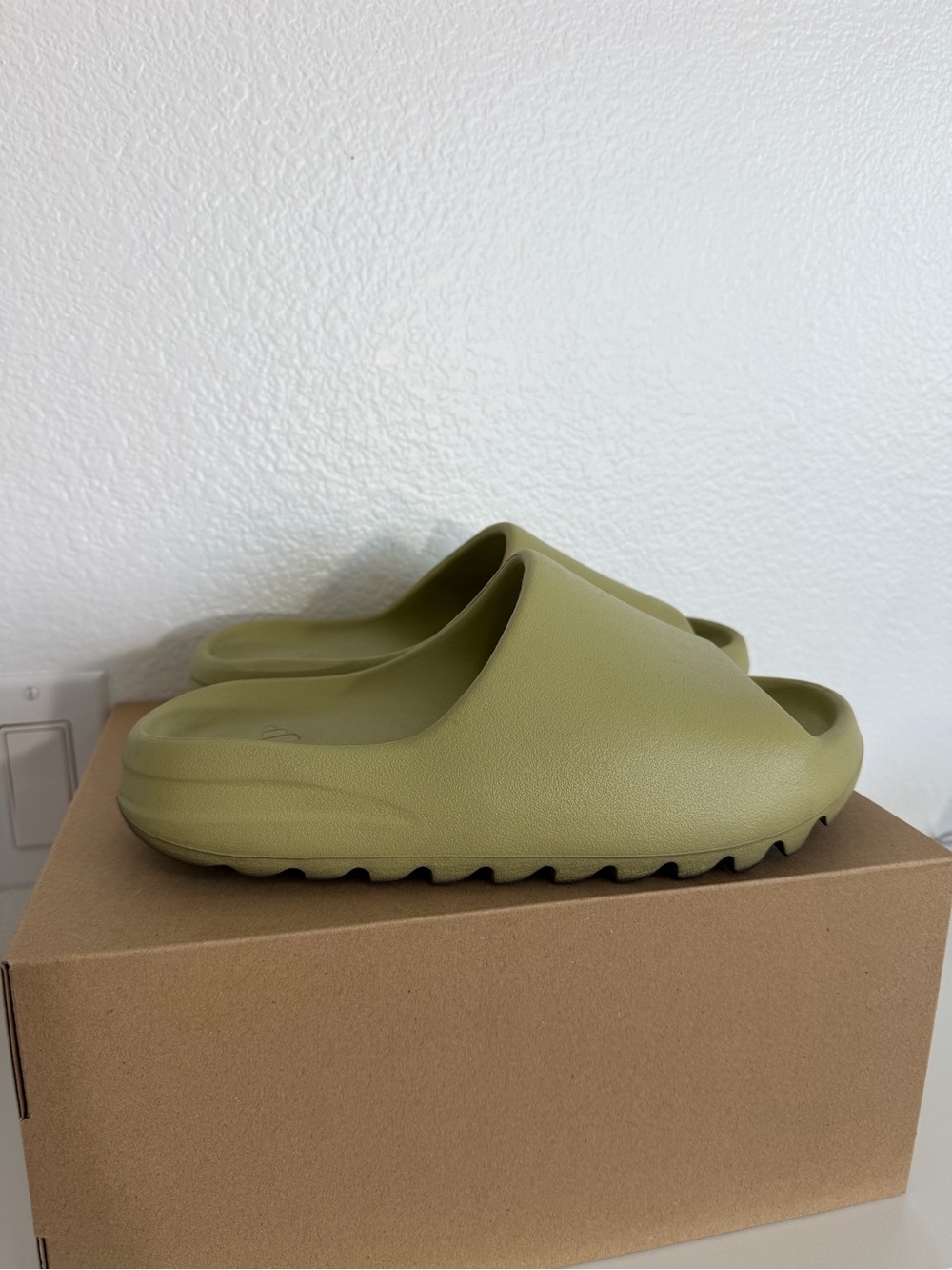 Adidas Yeezy Slide Resin Mens 8 Slides